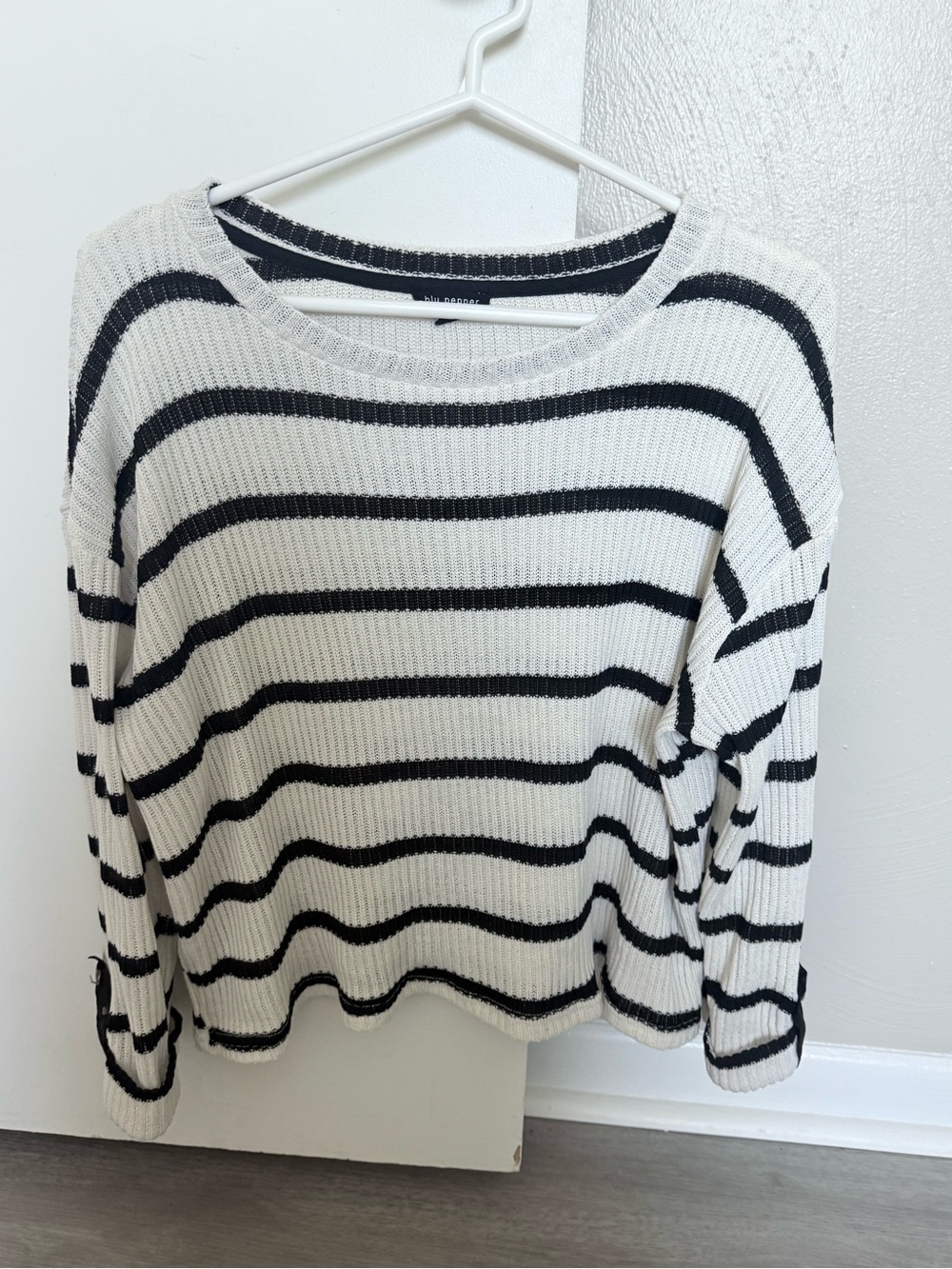 Blu pepper sweater, size medium, excellent condition
